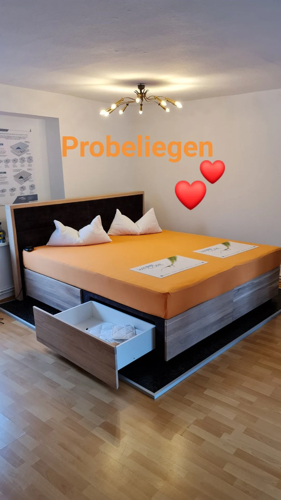 Bett im Beratungsstudio mit Einladung zum Probeliegen