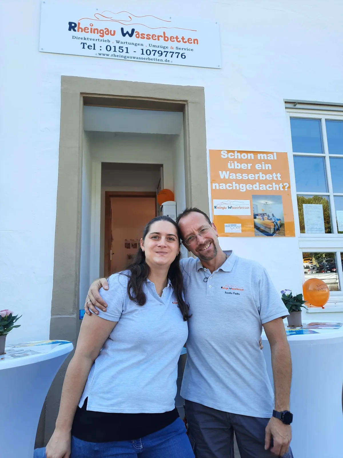 Das Team begrüßt Sie vor dem Geschäft