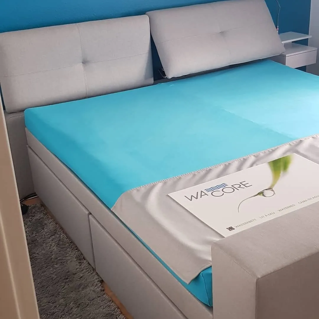 Türkisfarbenes Wasserbett mit WACORE-Auflage im Beratungsstudio